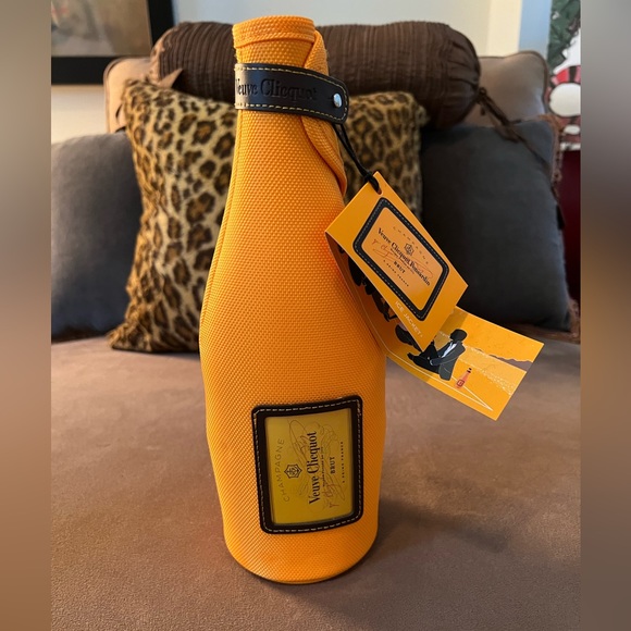 Veuve Clicquot Insulated Ice Jacket- New with Tags - Picture 5 of 14